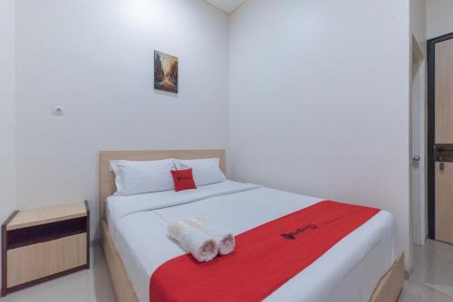 West Cirebon Hotel | Convenient RedDoorz near CSB Mall - Family-Friendly Stay