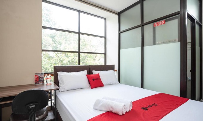 Serpong House | Budget-Friendly Stay at RedDoorz near Eka Hospital BSD City