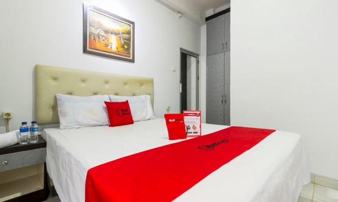 Gambir House | Budget-Friendly Reddoorz Near Gajah Mada Plaza with Family Amenities