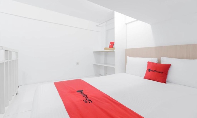 Old Jakarta House | Convenient Stay at RedDoorz near Hayam Wuruk Plaza