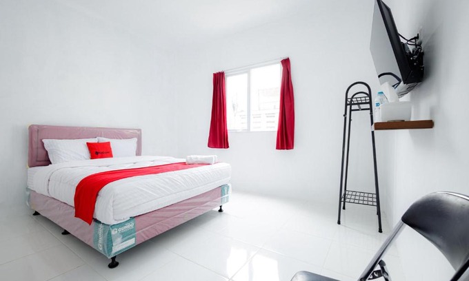 Menteng Hotel | Budget-Friendly Stay at RedDoorz near Jalan Cikini