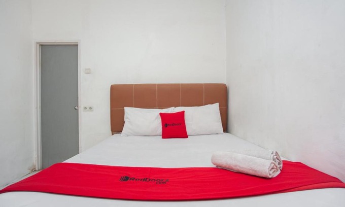 Palembang Hotel | Convenient RedDoorz Near Jalan Jenderal Sudirman Palembang