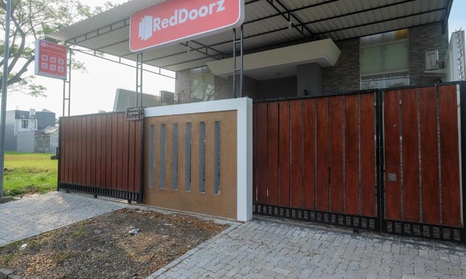 Semarang Hotel | Comfortable Stay at RedDoorz near Ahmad Yani Airport
