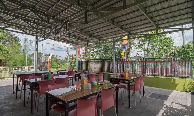 Purwokerto Hotel | Convenient RedDoorz Near Kampus UMP Purwokerto with Breakfast