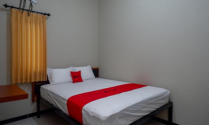 Banyumas Hotel | Comfortable Stay at RedDoorz near Kampus UMP Purwokerto