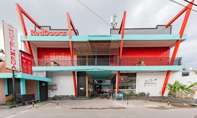 North Cirebon House | Budget-Friendly Stay at RedDoorz near Kejaksan Station