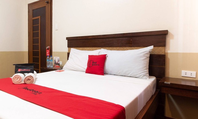 Tacloban Hotel | RedDoorz near Manlurip Rotonda Tacloban