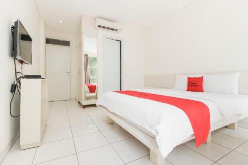 Pancoran House | Budget-Friendly Stay at RedDoorz near Pancoran, Family Welcome