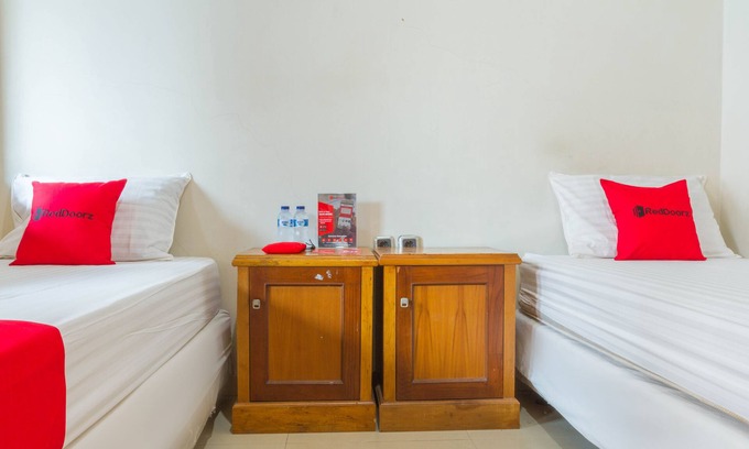 North Cirebon Hotel | Convenient Stay at RedDoorz near Pasar Pagi Cirebon