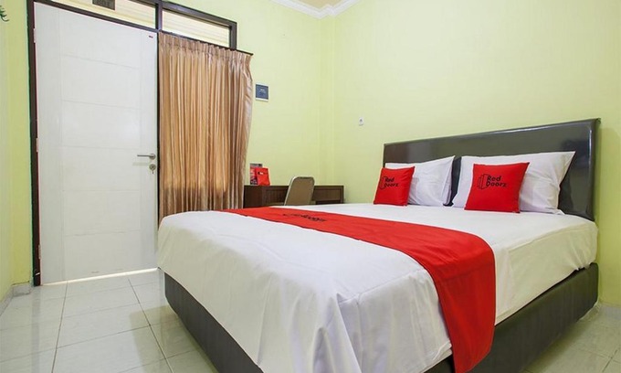 Surabaya House | Budget-Friendly Stay at RedDoorz near Petra University