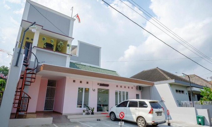 Purwokerto Hotel | Comfortable Stay at RedDoorz near Rita Supermall Purwokerto
