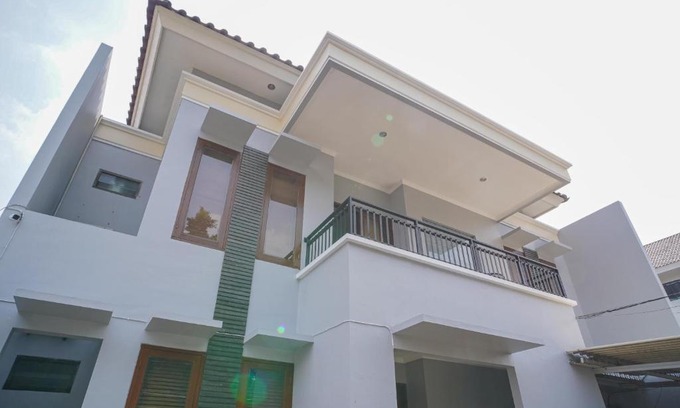 Kemanggisan Hotel | Family-Friendly RedDoorz near RS Patria IKKT Awaits You