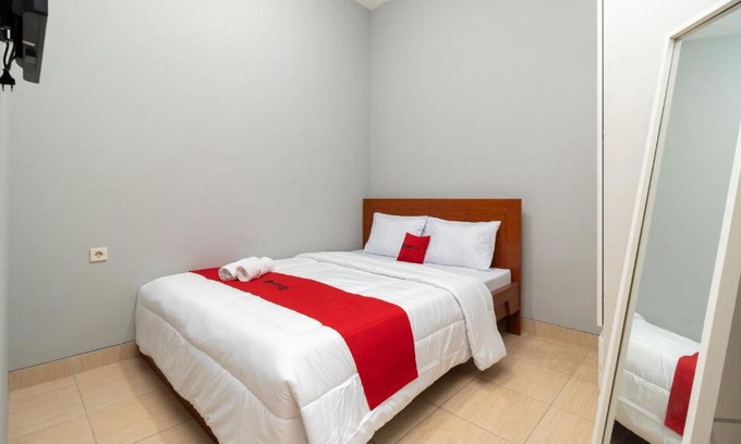 Tangerang Hotel | Budget-Friendly RedDoorz Near RS Sari Asih Cipondoh