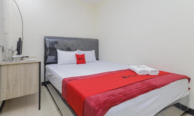 Jakarta Hotel | Budget-Friendly Stay at RedDoorz near RS Sari Asih Ciledug