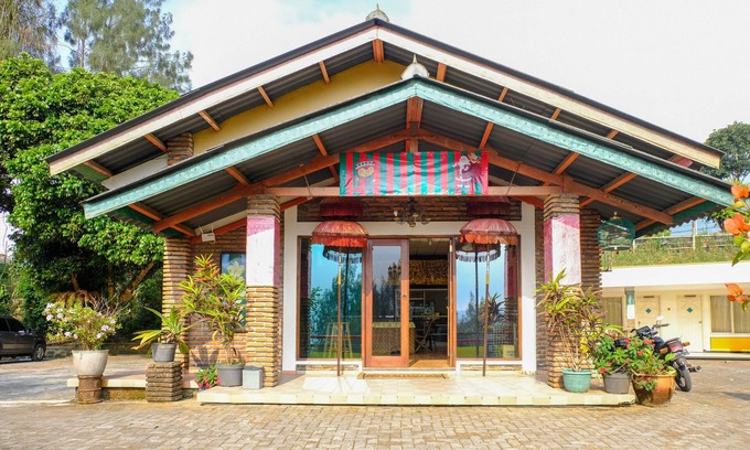 Kopeng Hotel | Cozy RedDoorz Near STAB Syailendra Kopeng with Breakfast