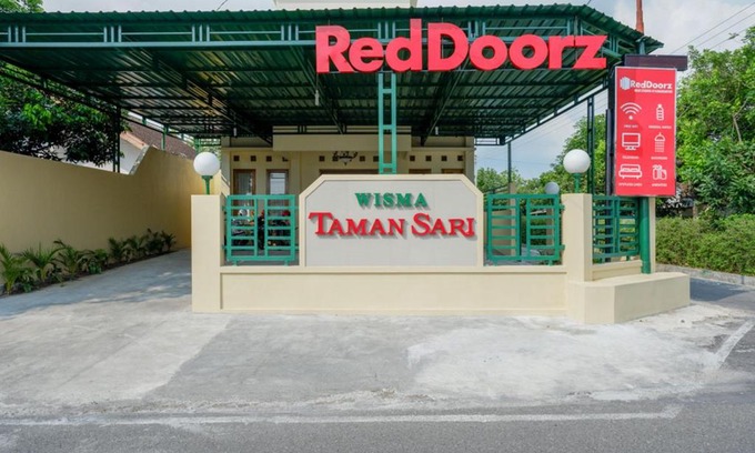 Karanganyar House | Discover RedDoorz Near Stadion 45 Karanganyar - Family-Friendly Stay