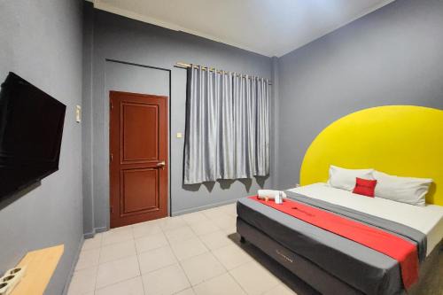Palmerah Hotel | RedDoorz Near Stasiun Tanah Abang