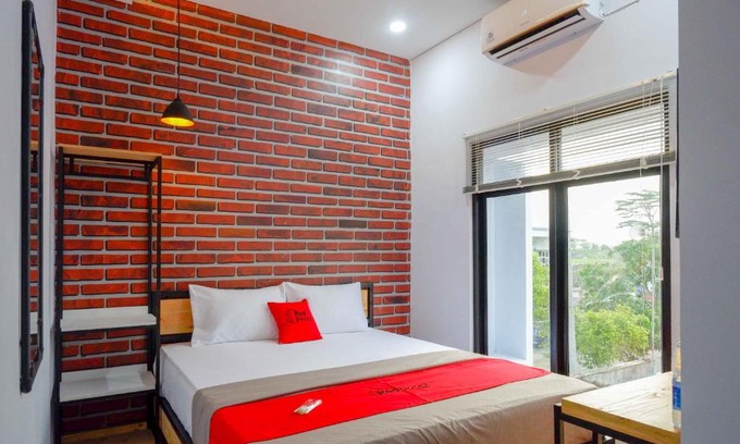 Banyumas Hotel | Budget-Friendly Stay at RedDoorz near Universitas Muhammadiyah