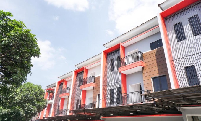 Dinoyo House | Accessible Comfort at RedDoorz Plus Tlogomas - 8/10 Rated