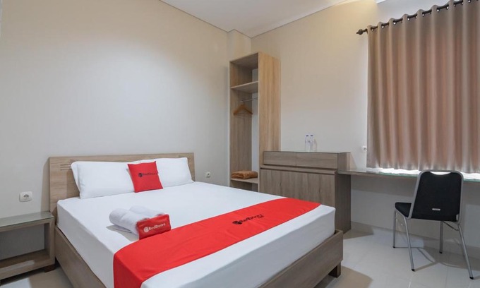 West Cirebon Hotel | Discover RedDoorz Plus at Cirebon City Center - Family Friendly