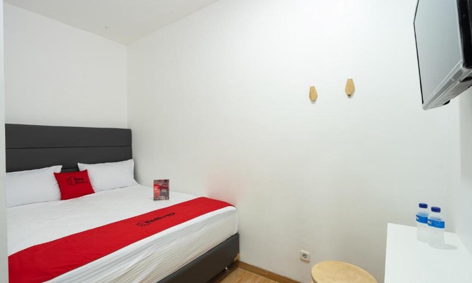 Sunter House | Budget-Friendly Stay at RedDoorz Plus @ Danau Sunter Utara