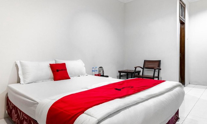 Surabaya House | Budget-Friendly Stay at RedDoorz Plus @ Gunungsari Surabaya