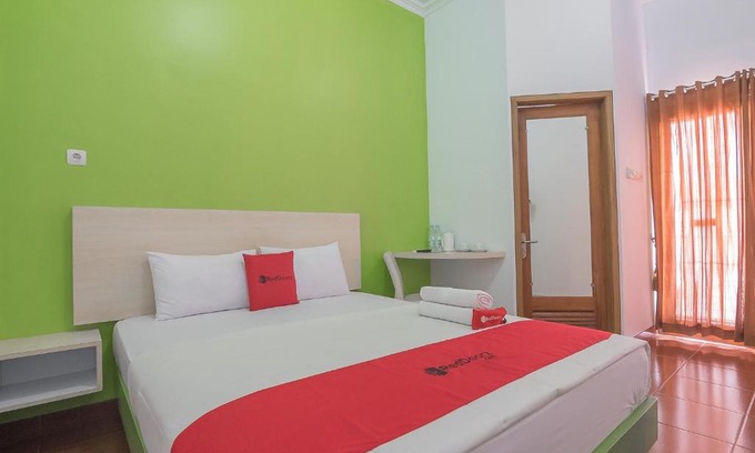 Kuningan House | Budget-Friendly RedDoorz Plus Near Alun Alun Kuningan