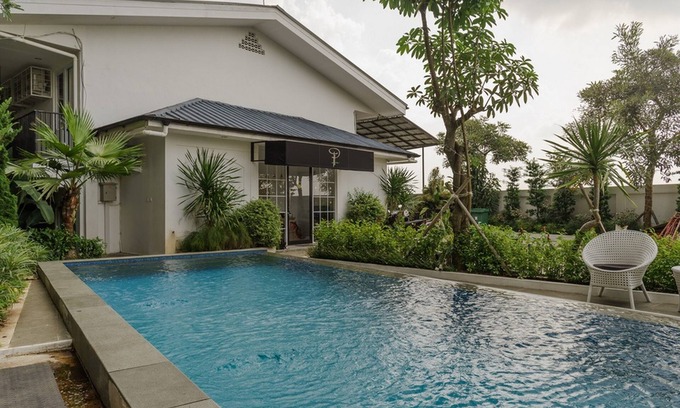 Pancawati House | Budget-Friendly RedDoorz Plus with Pool & Breakfast