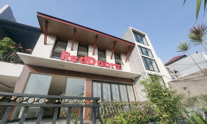 Jakarta House | Budget-Friendly Stay at RedDoorz Plus near Green Pramuka Mall