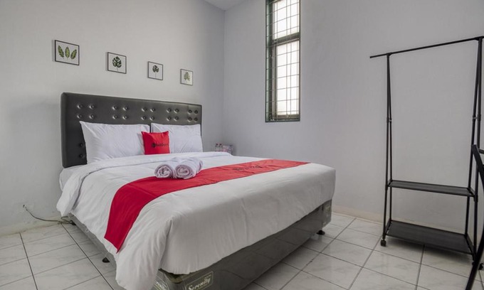Chinatown House | Budget-Friendly RedDoorz Plus Near Jakarta Kota Station