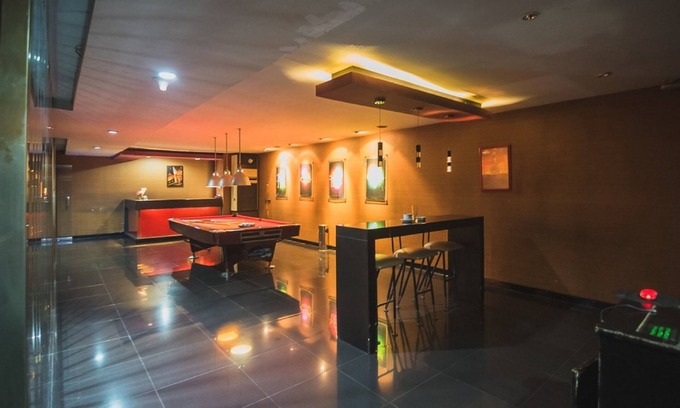 Setiabudi Hotel | Budget-Friendly RedDoorz Plus with Kitchen & Breakfast