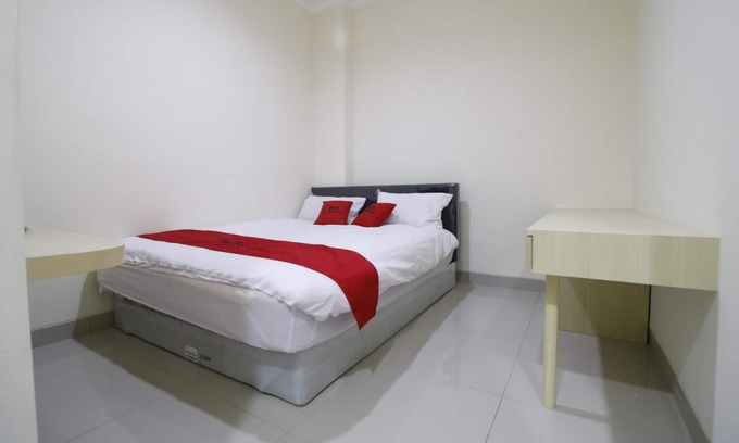 Tanjung Duren Utara Hotel | Convenient Stay at RedDoorz Plus near Mall Ciputra Jakarta