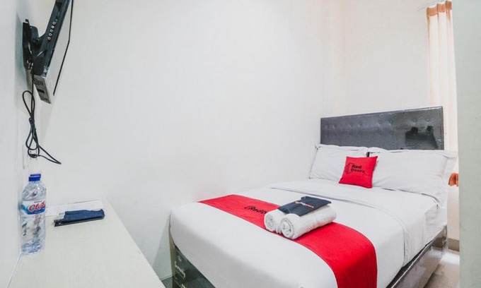 Tanjung Duren Utara House | Affordable Family Stays at RedDoorz Plus Near Mall Ciputra