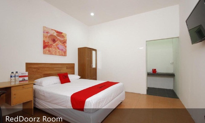 Kebon Kacang House | Convenient RedDoorz Plus Near Plaza Indonesia for Families