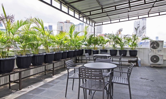Kebon Kacang Hotel | Comfortable RedDoorz Plus with Breakfast Near Plaza Indonesia