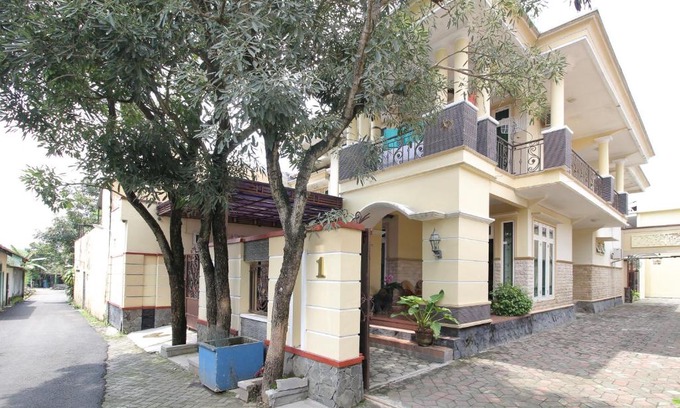 Depok House | Budget-Friendly RedDoorz Plus with Family Amenities