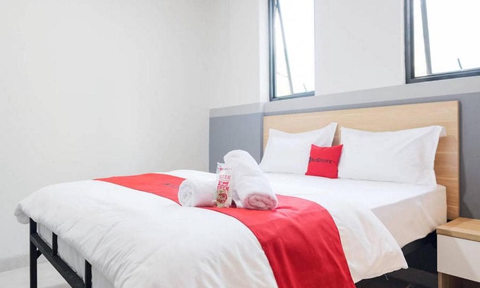 Tanjung Duren Utara Hotel | Budget-Friendly Stay at RedDoorz Plus near Taman Anggrek Mall