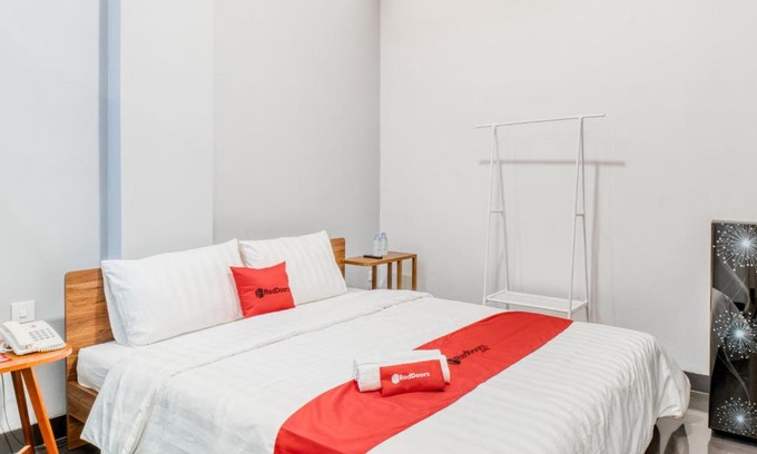 Cikini House | Family-Friendly Stay at RedDoorz Plus near Taman Ismail Marzuki