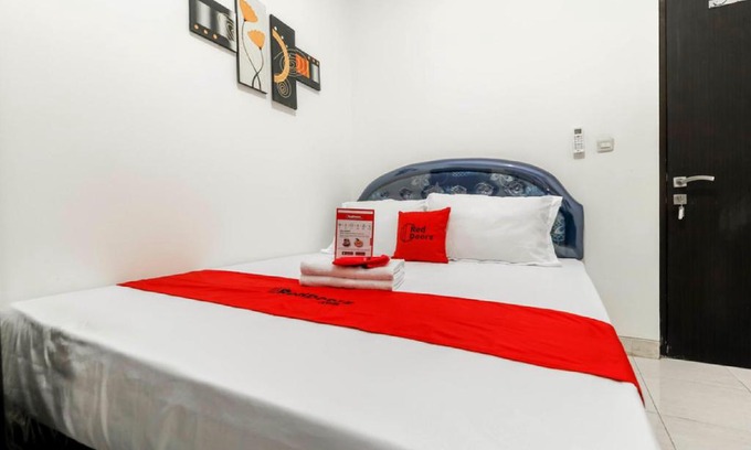 Jakarta House | Family-Friendly Stay at RedDoorz Plus near Trisakti University