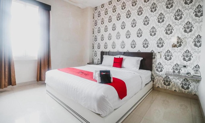 Makassar Hotel | Budget-Friendly Stay at RedDoorz Plus near Universitas Negeri Makassar