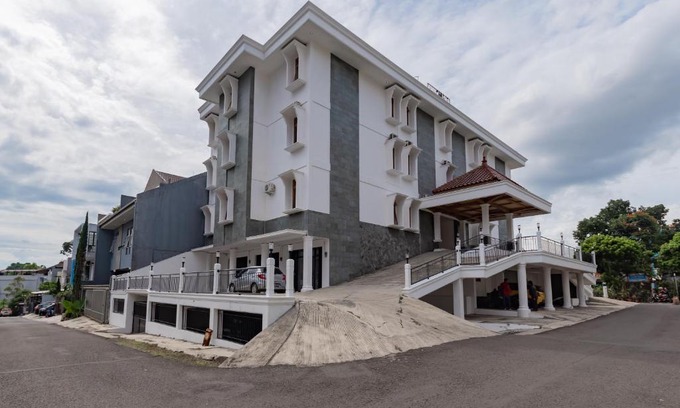 Bandung Hotel | Family-Friendly Stay at RedDoorz Plus near Universitas Maranatha