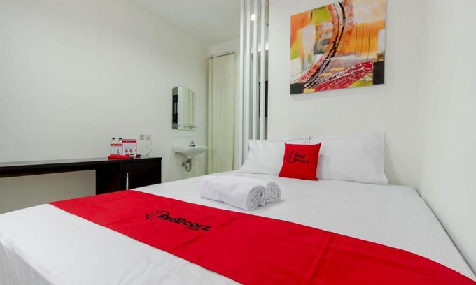 Gambir House | Comfortable Stay at RedDoorz Plus @ Pasar Baru for Families