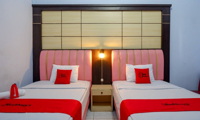Pekalongan Hotel | Budget-Friendly RedDoorz Plus Syariah Near Stasiun Pekalongan