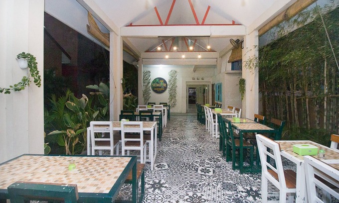 Sampang House | Budget-Friendly RedDoorz Plus Syariah Near Alun Alun Sampang