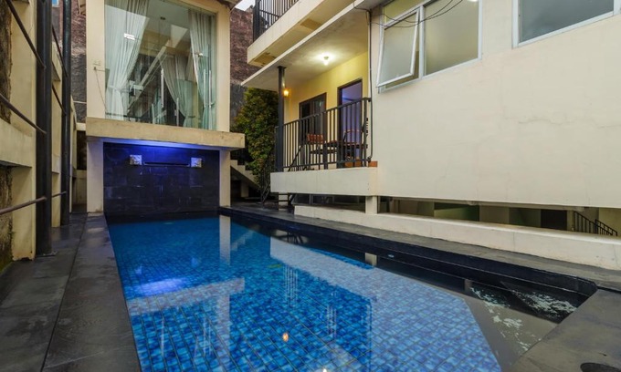 Ragunan House | Budget-Friendly RedDoorz Premium @ Ampera Raya with Pool