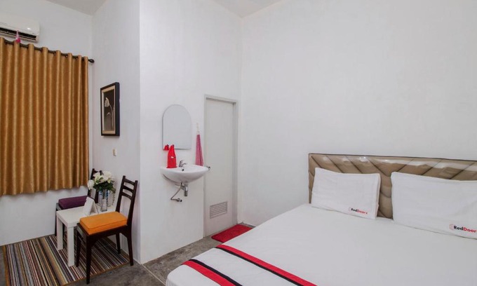 Gandaria-selatan House | Budget-Friendly RedDoorz @ Radio Dalam with Family Amenities