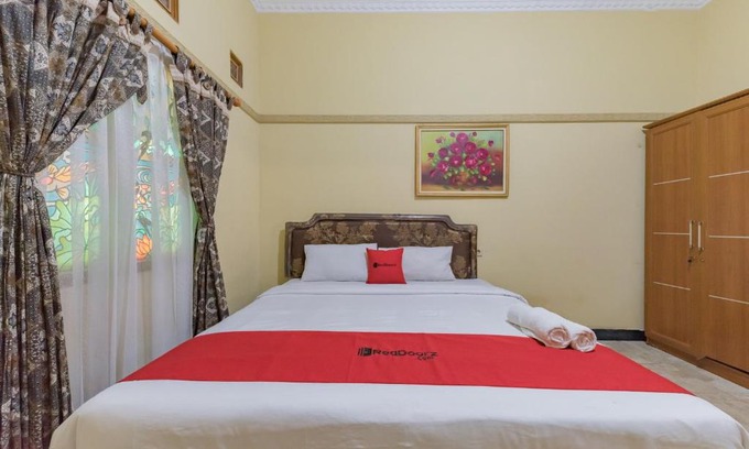 Tasikmalaya Hotel | Family-Friendly Stay at RedDoorz Syariah Bumi Eyang Enin