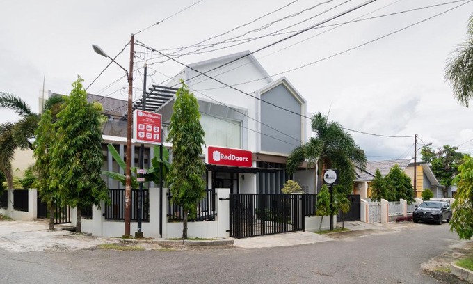 Padang House | Comfortable Stay at RedDoorz Syariah, Child-Friendly Padang