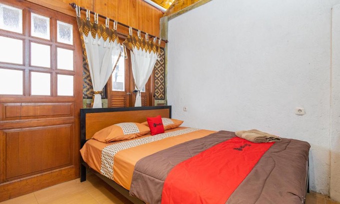 Poncokusumo House | Budget-Friendly Retreat at RedDoorz Syariah Wisma Djokorio