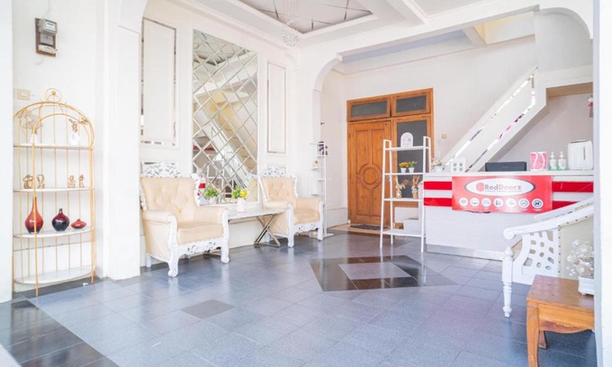 Ponorogo Hotel | Top-Rated Child-Friendly RedDoorz Syariah @ Aura Homestay
